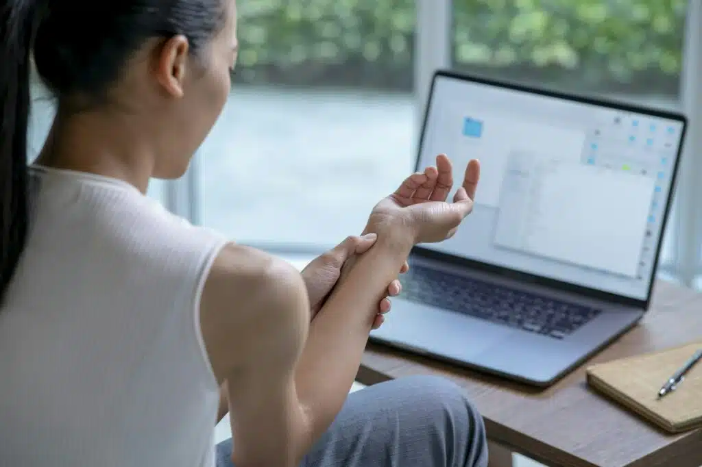 Office syndrome hand pain