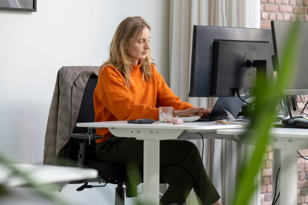 Höhenverstellbarer Schreibtisch mit ergonomischem Bürostuhl im hellen Homeoffice für Ergonomische Gesundheit