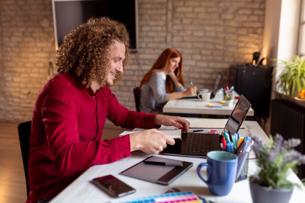 Ergonomisch ausgestatteter Arbeitsplatz in einem modernen Coworking Space mit natürlichem Licht