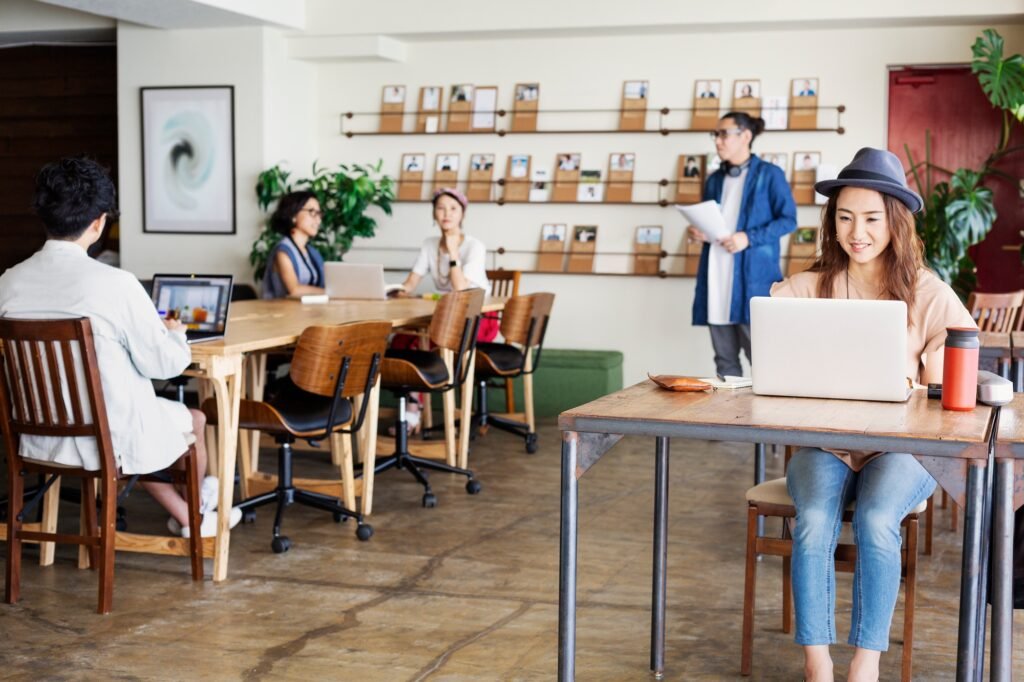 Freelancer mit ergonomischem Laptop-Kit arbeitet mobil im Coworking Space
