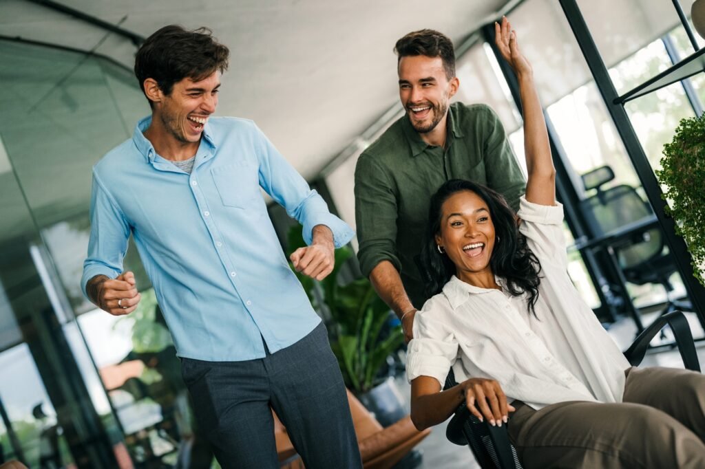 Büromitarbeiter freuen sich über Orthopädischer Bürostuhl