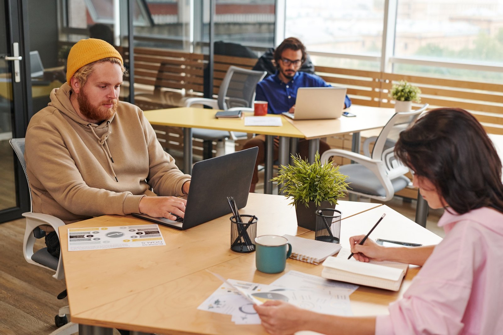 Ergonomisch ausgestatteter Arbeitsplatz in einem modernen Coworking Space mit natürlichem Licht
