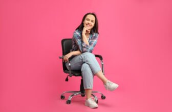 Bürostuhl richtig einstellen: Schritt-für-Schritt-Anleitung in 10 Minuten