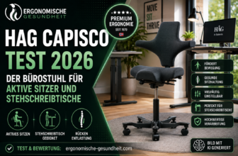 Titelbild zum HAG Capisco Test 2026 mit Sattelsitz-Bürostuhl, Stehschreibtisch und Homeoffice-Setup für aktives Sitzen.