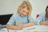 Die optimale Stifthaltung bei Kindern für bessere Schreibfähigkeiten