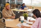 Ergonomisch arbeiten im Coworking Space: Worauf du achten solltest – mit Checkliste zur Auswahl